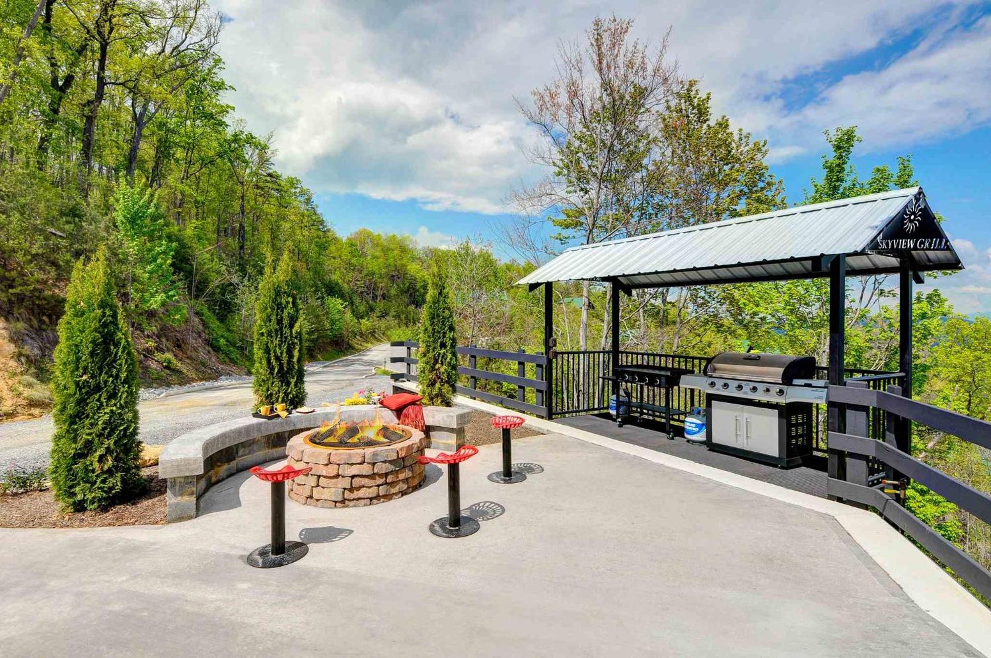 Villa Skyview Mansion:13Bdrm, 17Bath, Sleeps 70, Indoor Pool, Amazing Views Pigeon Forge Exterior foto